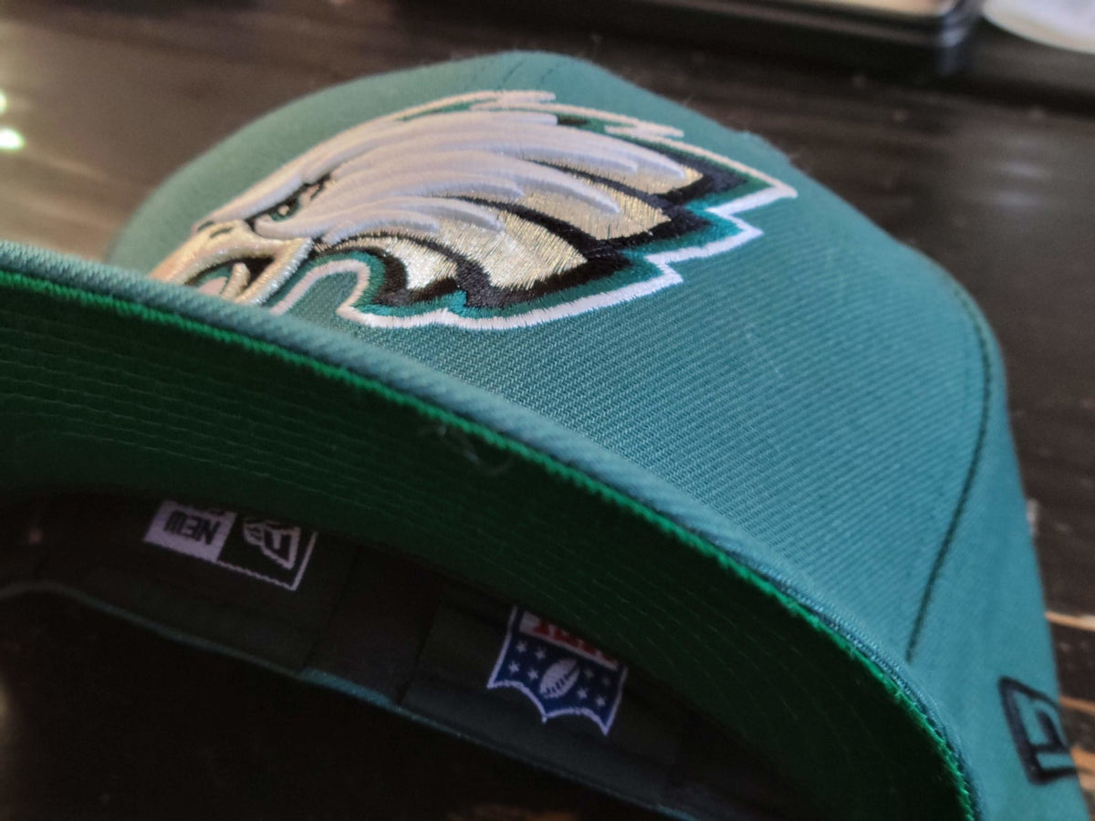 New Era Men's Philadelphia Eagles Patch Grey Pom Knit Beanie