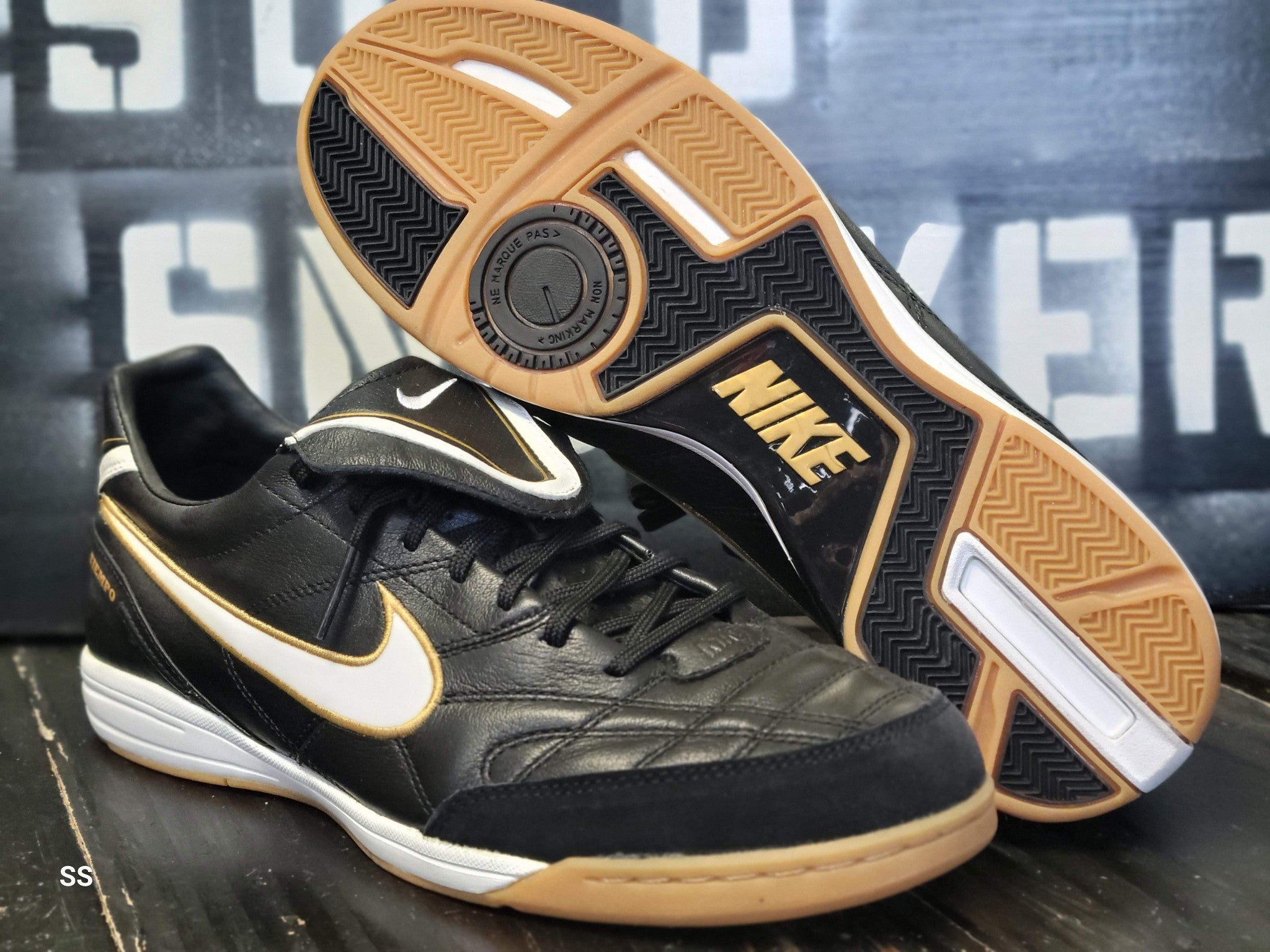 2010 Nike Tiempo Mystic III IC Black/Gold Futsal Soccer