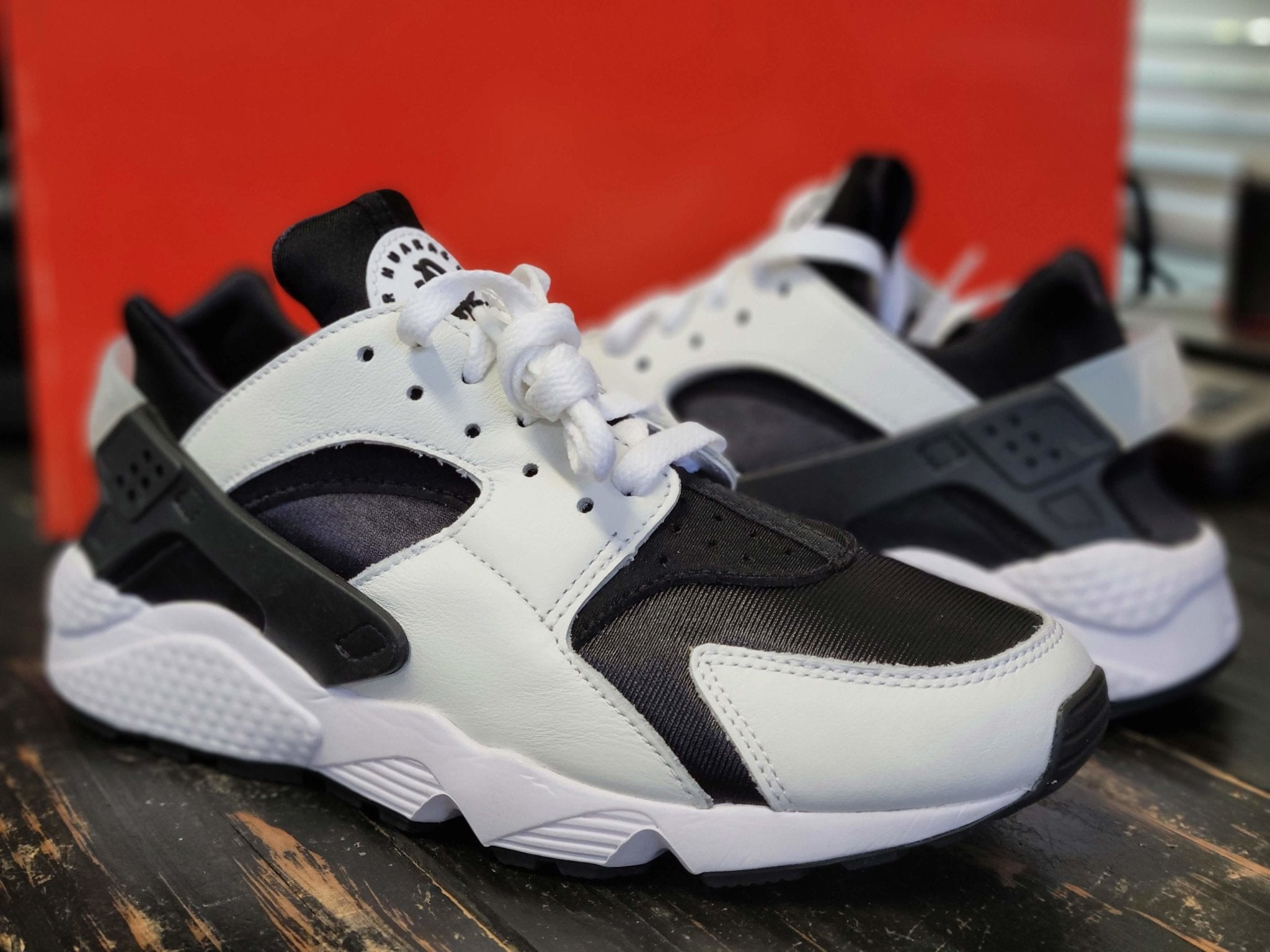 Nike air huarache white and black Clearance